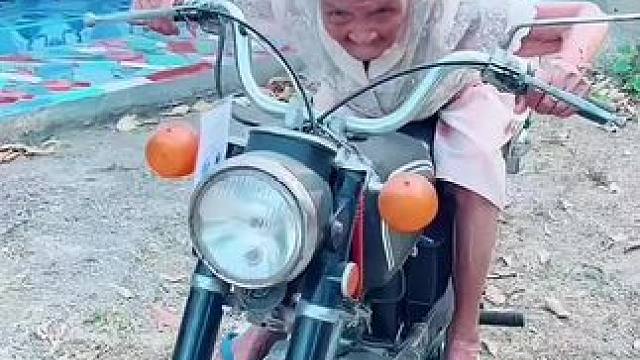 人老心不老，你大娘永是你大娘。#80年代摩托车 #拉风 #适合女生的机车推荐