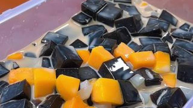 天气热的时候不用出门自制一碗烧仙草，太过瘾了#烧仙草 #自制烧仙草 #一学就会的小甜品