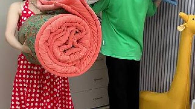 现在这个天气盖冬被热，夏被冷，盖这个#豆豆被就正正好呀~#家纺床上用品 #面料柔软舒适