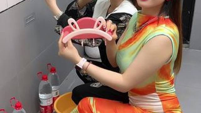 #兔耳脸盆架可以收纳多个脸盆，家里的鞋刷都可以挂上去，还不占空间#免打孔#小兔脸盆置物架