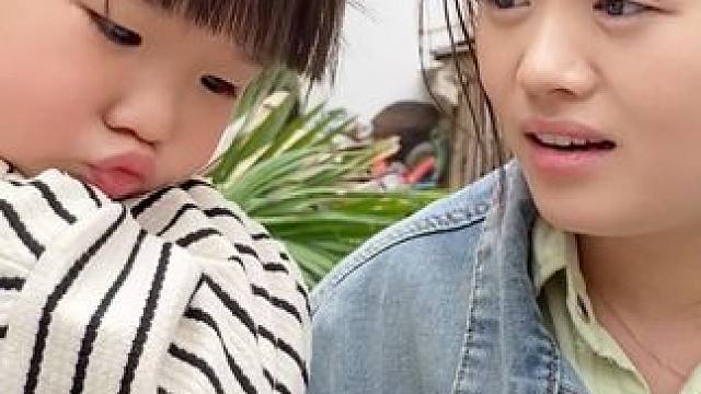 2岁宝宝指着泥土说是巧克力，脑回路大开把妈妈整懵，咋想出来的？#农村的小娃娃 #小不点的日常 #小机