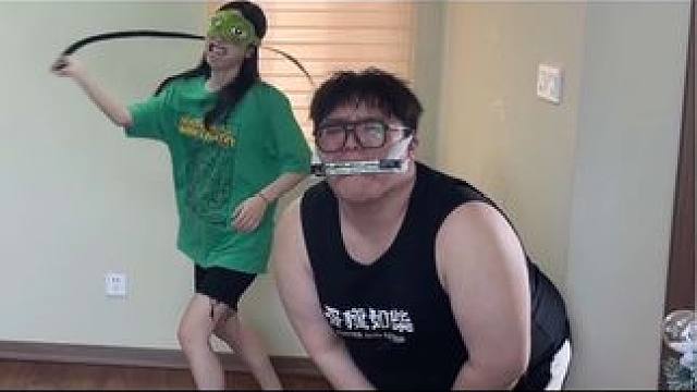 蒙眼打人挑战（尖叫鸡版）哈哈哈哈笑死我了