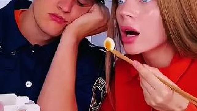 偷吃保安零食被抓包，结局让人万万想不到！#看一遍笑一遍 #意想不到的结局 #老外真会玩 #沙雕老外 