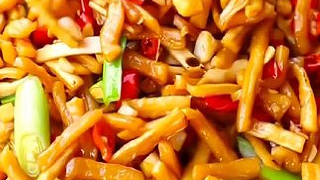 #萝卜干  炒肉，虽不是什么山珍海味，但是超下饭的，我每次吃这个都要多吃三碗哦! #美味下饭菜 #美