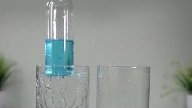 这是一个汲水小装置，不用倒过来就可以实现取水与放水的操作，好知道这里面蕴含了哪些科学原理吗#物理启蒙