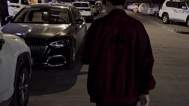 希望你开上奔驰的时候 身边还是那个陪你骑电动车淋雨的那个女孩. #迈巴赫