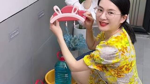 #兔耳脸盆架可以收纳多个脸盆，家里的鞋刷都可以挂上去，还不占空间#免打孔 #小兔脸盆置物架