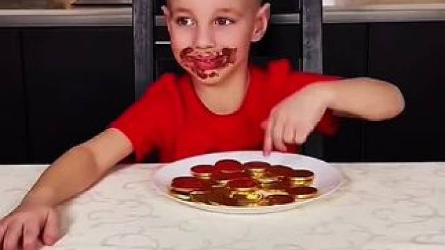 男子用巧克力戏耍父母，结局让人万万想不到！#看一遍笑一遍 #意想不到的结局 #老外真会玩 #这操作都