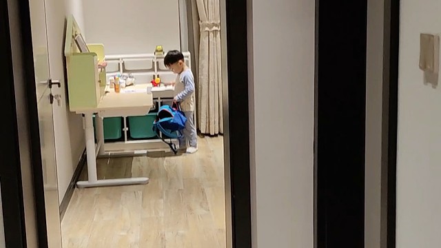 不同年龄的三个孩子，看看他们上学书包里都装了什么