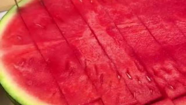 有了这个切西瓜快速均匀 轻松省力 每次吃西瓜太方便了#切西瓜神器 #西瓜这样切 #省时省力 #切水果