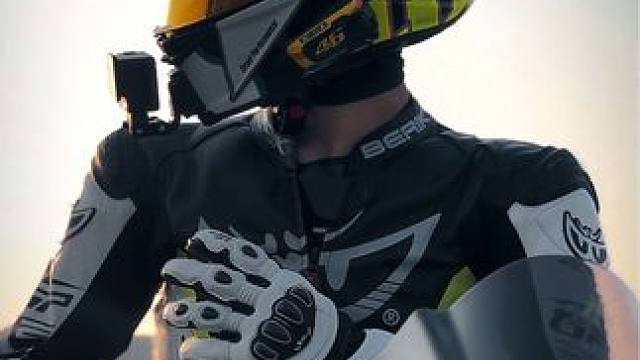 做一阵自由的的风，有英勇也有温柔。 
 #机车 #凯越450rr #风和自由 #berik连体骑行服