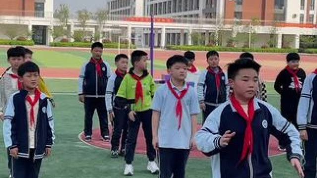 动作熟不熟的，有活力就行了#我的学生 #上春山 #秀出你的舞步 #春天跳起来