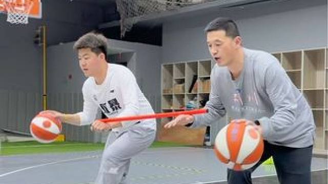 #篮球 #日常训练 #一分钟干货教学 
双人结合横杠强化运球
｜双人单横杠弓步运球
｜双人握横杠左右