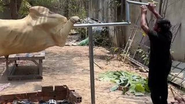 矮子大厨碳烤全牛#烤全牛 #农村生活 #农村美食 #乡村味道 #东南亚矮子