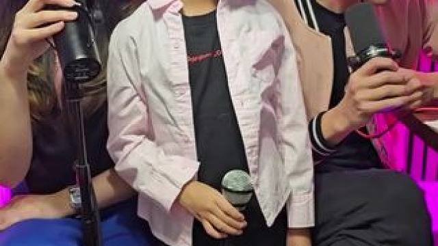 “一边听、一边想、一边唱、一边祝福，把最美歌送给送给不敷衍的人”#文案像极了自己