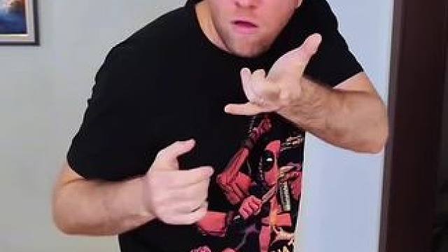 男子模仿蜘蛛侠超能力，结局让人太意外了！#看一遍笑一遍 #意想不到的结局 #老外真会玩 #这操作都看