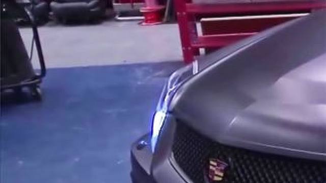 改车厂迎来了大客户贾斯丁比伯，居然喜欢低调的风格。 #贾斯丁比伯  #改装车  #凯迪拉克