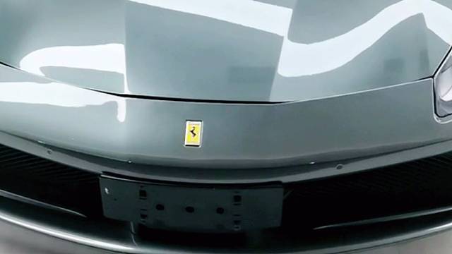 法拉利安装防拆抗屏蔽GPS定位防盗系统，开启屏蔽器自动锁车，换卡、抠卡、干扰锁车报警到手机。嵌入超小