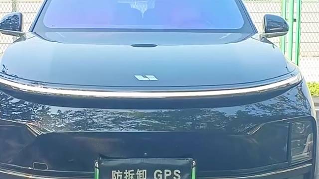 理想ONE安装防拆抗屏蔽GPS定位防盗系统，开启屏蔽器自动锁车，换卡、抠卡、干扰锁车报警到手机。嵌入