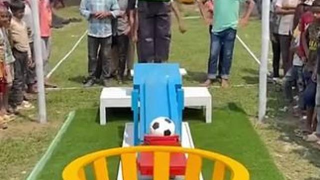 一起来弹球，通过翘板将球弹入框中即挑战成功#国外视频分享 #老外真会玩 #趣味游戏