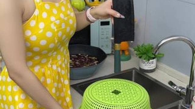 水槽中间放上这个#天鹅沥水篮饭菜残渣不再烦恼，清理简单不占地方#厨房好物#实用好物