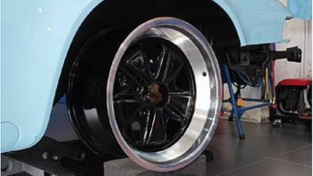 都开几百万的豪车了，换一套新轮毂都不舍得……