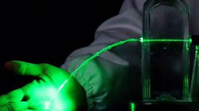 科学小实验之会弯曲的光线，快带孩子一起玩玩吧#科学小实验 #物理 #亲子游戏