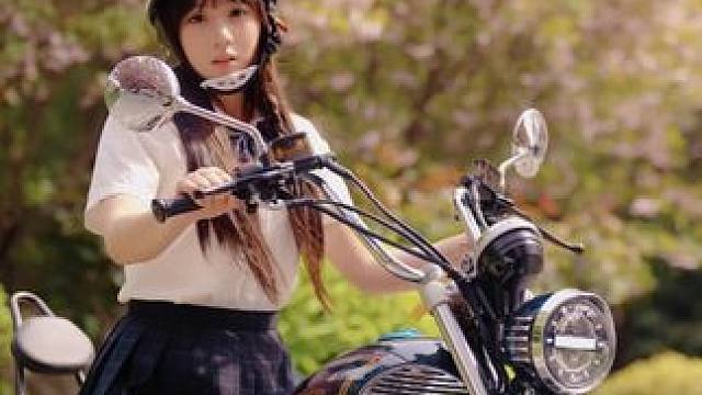 我们仍未知道那天花的名字 宗申新款优米配有abs尾部消音哦#宗申优米 #女骑 #机车摄影 #西安女骑