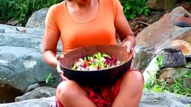 美味的章鱼热辣混合蔬菜在丛林中吃 #荒野求生 #东南亚美食 #户外