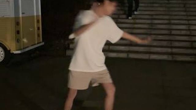 想瘦的和我学#大学生 #大学生哪有不疯的 #反差 #路人视角 #危险动作请勿模仿