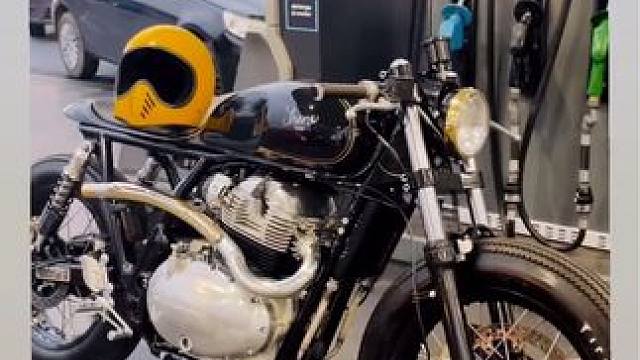 油箱座垫一体式很干净 
#皇家恩菲尔德 #caferacer #复古机车 #机车改装 #摩托车