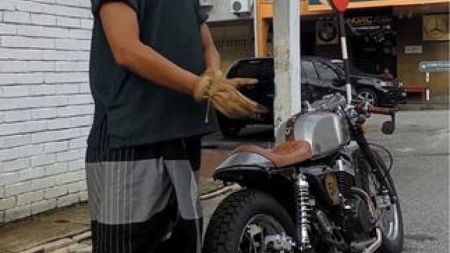 长发胡子哥的穿搭很在线，裙子不错。 
#caferacer #复古机车 #机车改装 #复古穿搭 #机