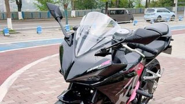 #kove凯越机车 #凯越321RR #wsbk  
这个配色不光是小姐姐喜欢 男孩子看到了也走不动