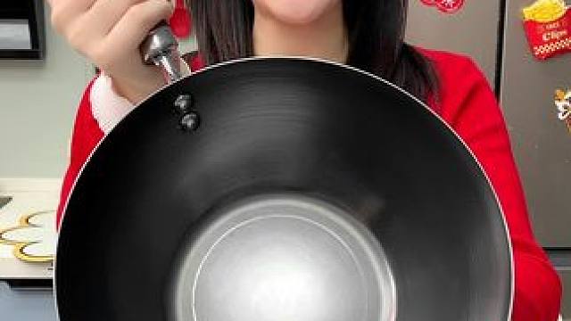这个小铁锅，才20来块钱，还是老式精铁的，无涂层，用着也健康，现在还送盖子，趁着价格实惠，给妈妈和丈