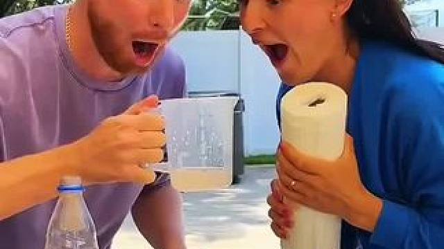 让饮料褪色的奇葩喝法，这操作简直太牛了！ #看一遍笑一遍 #老外真会玩 #意想不到的结局 #万万没想