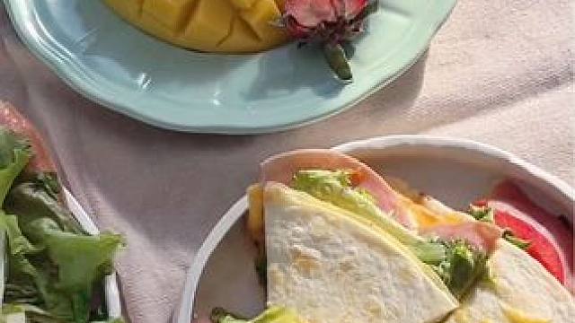 健康早餐鸡蛋奶酪火腿蔬菜薄饼#吃瘦不饿瘦 #营养早餐每一天 #早餐吃什么 #春日好食光 #合理饮食营