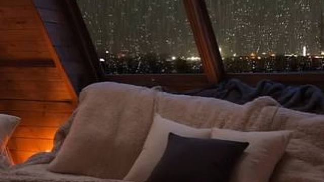 今夜有雷暴和大雨，住在阁楼小屋里放松下来吧！ #白噪音 #助眠视频 #雨声助眠