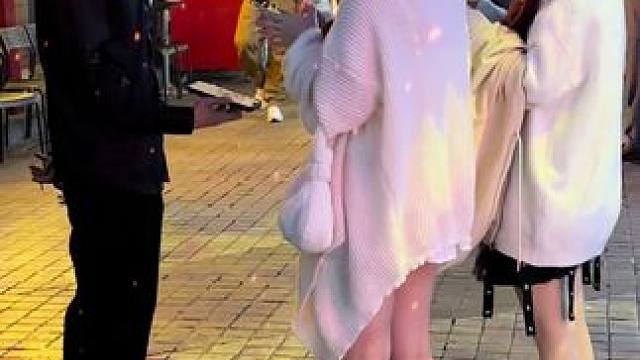 1搭讪的女生比网聊容易10倍以上
2.越漂亮的女生搭讪成功率越高
3.和女生搭讪你犹豫太久就会不敢上