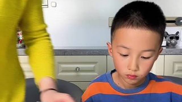 #亲子互动 #母子日常 #万万没想到 
这是两个新的字吗？？？不对吧？还有他最后说的是啥意思？