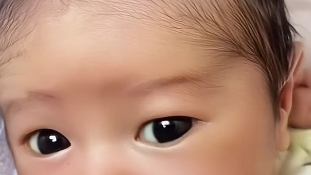 嫌弃老爸的长相了[捂脸]