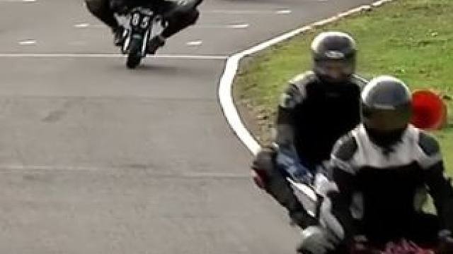 爸爸的爸爸叫爷爷
#摩托车 #压弯 #比赛现场 #是时候展现真正的技术了 #爱机车爱生活