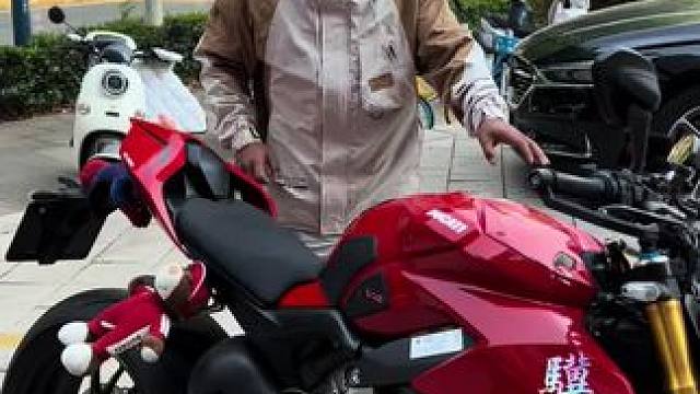 跑山压弯我是真看不惯他，但是我又干不过他，兄弟们 帮帮我#摩托车 #机车 #摩友 #小河 #跑山压弯