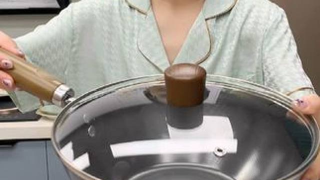 这个小铁锅，才20来块钱，还是老式精铁的，无涂层，用着也健康，现在还送盖子，趁着价格实惠，给妈妈和丈