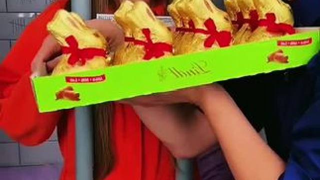 美女用巧克力戏耍保安，最后居然逃出来了！ #看一遍笑一遍 #意想不到的结局 #万万没想到 #这操作都