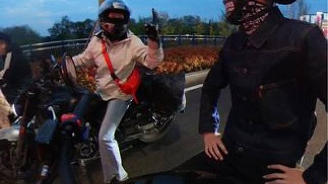 走呀 一起兜风#骑行vlog #休闲骑 #复古机车