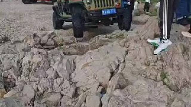 三百块钱的口红买不来爱情，而三百块钱的92号能买一天快乐。#jeep牧马人 #硬派越野 #越野有风险