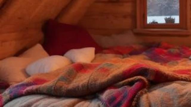 在温暖又舒适的山间小屋里，有风雪声，炉火声，放松助眠氛围 #白噪音 #助眠声音 #睡眠音乐 #催眠疗