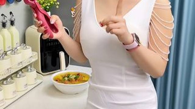 热饭热菜直接端怕烫手，用抹布取又不卫生，有了这个防烫夹就再也不怕烫手了#防烫夹 #厨房好物