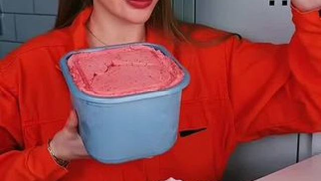 美女用雪糕球做蛋糕，这操作简直太秀了！ #看一遍笑一遍 #意想不到的结局 #万万没想到 #这操作都看