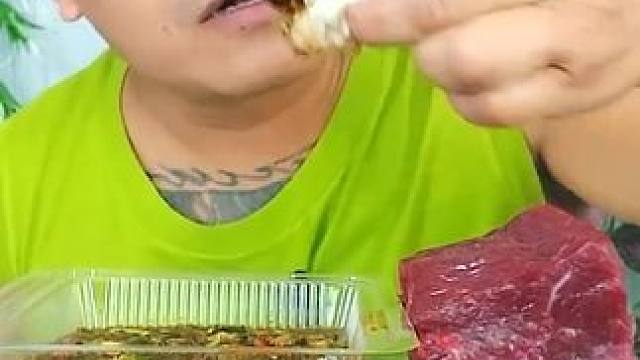 皮弄哥终于带着心爱的牛肝刺身强势回归了，看着真馋人 #咀嚼音 #百吃不厌 #咀嚼音解压 #美食分享 